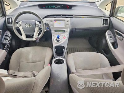 Zdjęcie 8 z 12 samochodu: 2013 TOYOTA PRIUS TWO VIN:JTDKN3DUXD0351335 - miniatura