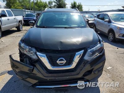 Piąte zdjęcie samochodu w środku: 2017 NISSAN ROGUE SV VIN:KNMAT2MT5HP501402 - miniatura