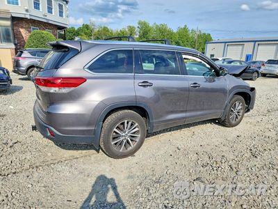 Trzecie zdjęcie samochodu z tyłu: 2018 TOYOTA HIGHLANDER XLE VIN:5TDJZRFH6JS554170 - miniatura