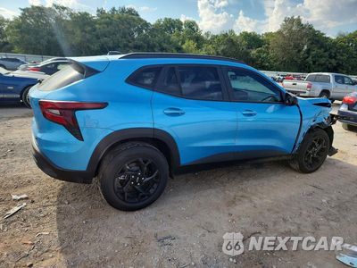 Trzecie zdjęcie samochodu z tyłu: 2026 CHEVROLET TRAX 1LT VIN:KL77LHEP9TC136430 - miniatura