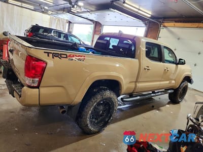 Trzecie zdjęcie samochodu z tyłu: 2016 TOYOTA TACOMA TRD SPORT VIN:5TFDZ5BN2GX011211 - miniatura
