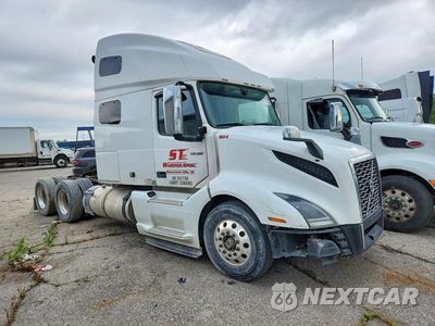 Czwarte zdjęcie samochodu z boku: 2020 VOLVO VNL SEMI TRUCK VIN:4V4NC9EHXLN228504 - miniatura