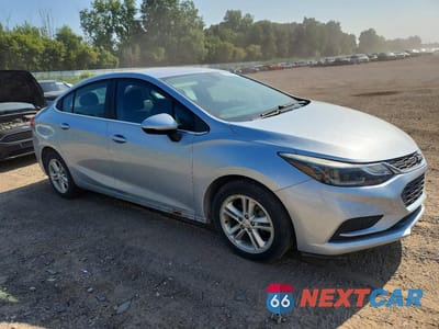 Czwarte zdjęcie samochodu z boku: 2018 CHEVROLET CRUZE LT VIN:1G1BE5SM2J7113344 - miniatura