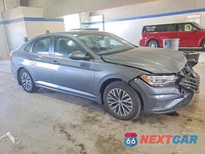 Czwarte zdjęcie samochodu z boku: 2019 VOLKSWAGEN JETTA S VIN:3VWC57BU5KM110191 - miniatura
