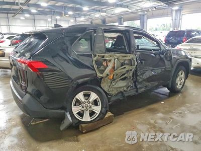 Trzecie zdjęcie samochodu z tyłu: 2021 TOYOTA RAV4 XLE VIN:4T3RWRFV3MU014960 - miniatura