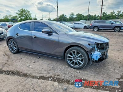 Czwarte zdjęcie samochodu z boku: 2023 MAZDA 3 PREFERRED VIN:JM1BPALM0P1614558 - miniatura