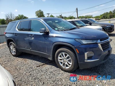 Czwarte zdjęcie samochodu z boku: 2022 CHEVROLET TRAVERSE LS VIN:1GNERFKW4NJ118304 - miniatura