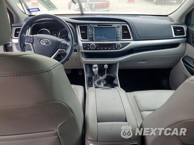Zdjęcie 8 z 14 samochodu: 2018 TOYOTA HIGHLANDER XLE VIN:5TDKZRFH2JS530386 - miniatura