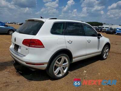Trzecie zdjęcie samochodu z tyłu: 2017 VOLKSWAGEN TOUAREG EXECUTIVE VIN:WVGGF7BP6HD005915 - miniatura