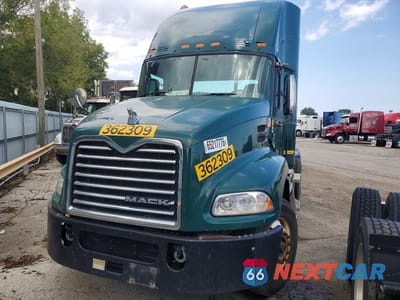 2017 MACK CXU612 SEMI TRUCK 1M1AW01X3HM009617 - główne zdjęcie licytacji z USA - miniatura