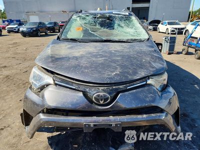 Piąte zdjęcie samochodu w środku: 2017 TOYOTA RAV4 XLE VIN:JTMRFREV1HD203479 - miniatura