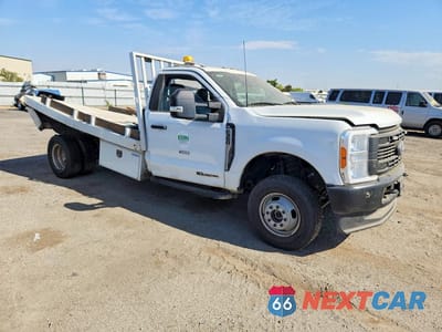 Czwarte zdjęcie samochodu z boku: 2023 FORD F350 SUPER DUTY VIN:1FDRF3HT9PEC44552 - miniatura