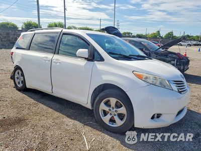 Czwarte zdjęcie samochodu z boku: 2015 TOYOTA SIENNA LE VIN:5TDKK3DC4FS604133 - miniatura