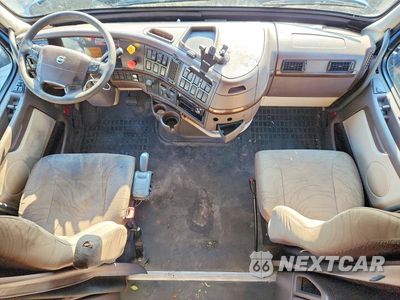 Zdjęcie 8 z 14 samochodu: 2016 VOLVO VNL SEMI TRUCK VIN:4V4NC9EG8GN942595 - miniatura