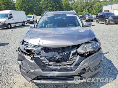 Piąte zdjęcie samochodu w środku: 2018 NISSAN ROGUE SV VIN:KNMAT2MT2JP599035 - miniatura