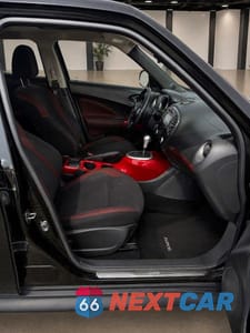 Piąte zdjęcie samochodu w środku: 2012 NISSAN JUKE S VIN:JN8AF5MR9CT103353 - miniatura