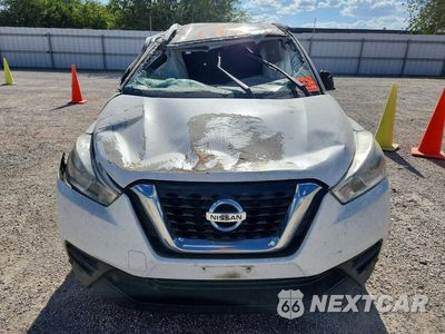 Piąte zdjęcie samochodu w środku: 2018 NISSAN KICKS SV VIN:3N1CP5CU1JL516637 - miniatura