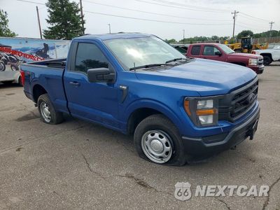 Czwarte zdjęcie samochodu z boku: 2023 FORD F150 VIN:1FTMF1E56PKF27758 - miniatura