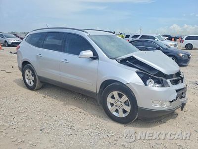 Czwarte zdjęcie samochodu z boku: 2012 CHEVROLET TRAVERSE LT VIN:1GNKRGED6CJ120801 - miniatura