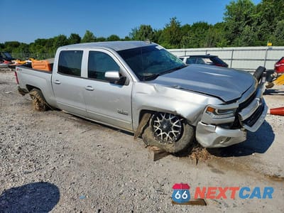 Czwarte zdjęcie samochodu z boku: 2018 CHEVROLET SILVERADO K1500 LT VIN:3GCUKREC8JG577861 - miniatura