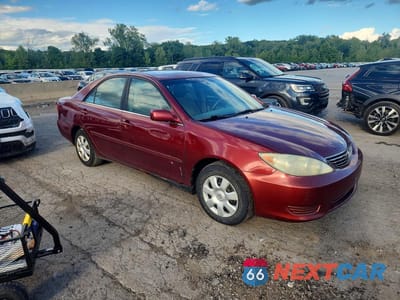 Czwarte zdjęcie samochodu z boku: 2005 TOYOTA CAMRY LE VIN:4T1BE32K95U078587 - miniatura
