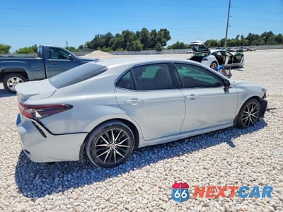 Trzecie zdjęcie samochodu z tyłu: 2022 TOYOTA CAMRY HYBRID SE VIN:4T1G31AK3NU044274 - miniatura