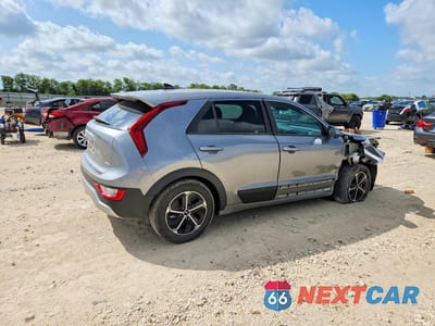 Trzecie zdjęcie samochodu z tyłu: 2026 KIA NIRO LX VIN:KNDCP3LE1T5347426 - miniatura