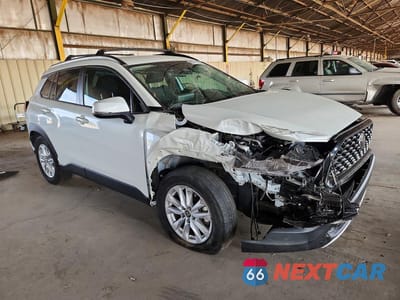 Czwarte zdjęcie samochodu z boku: 2023 TOYOTA COROLLA CROSS LE VIN:7MUCAAAG1PV072026 - miniatura