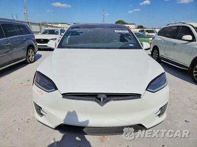 Piąte zdjęcie samochodu w środku: 2017 TESLA MODEL X VIN:5YJXCBE2XHF054155 - miniatura