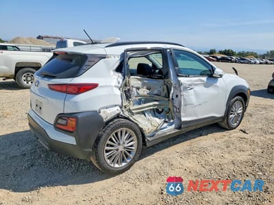 Trzecie zdjęcie samochodu z tyłu: 2020 HYUNDAI KONA SEL VIN:KM8K22AA9LU578788 - miniatura