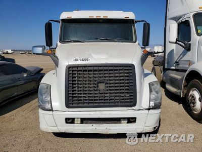 Piąte zdjęcie samochodu w środku: 2017 VOLVO VNL SEMI TRUCK VIN:4V5N99UG8HN972189 - miniatura