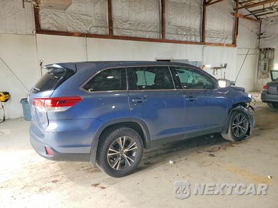 Trzecie zdjęcie samochodu z tyłu: 2019 TOYOTA HIGHLANDER LE VIN:5TDZARFH0KS054582 - miniatura