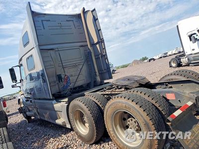 Drugie zdjęcie samochodu z przodu: 2011 VOLVO VNL SEMI TRUCK VIN:4V4NC9EJ5BN295142 - miniatura
