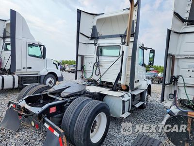 Trzecie zdjęcie samochodu z tyłu: 2017 VOLVO VNL SEMI TRUCK VIN:4V4N39TG4HN987974 - miniatura