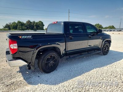 Trzecie zdjęcie samochodu z tyłu: 2018 TOYOTA TUNDRA CREWMAX SR5 VIN:5TFEY5F1XJX232058 - miniatura