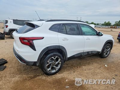 Trzecie zdjęcie samochodu z tyłu: 2025 CHEVROLET TRAX 1LT VIN:KL77LHEP9SC175775 - miniatura