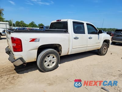 Trzecie zdjęcie samochodu z tyłu: 2011 CHEVROLET SILVERADO K1500 LT VIN:3GCPKSEA7BG139160 - miniatura