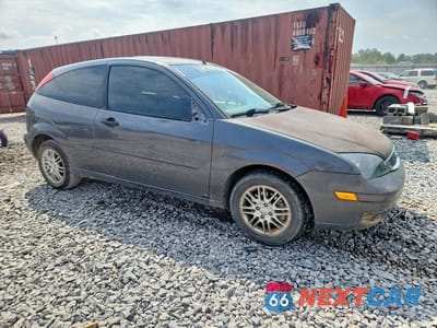 Czwarte zdjęcie samochodu z boku: 2005 FORD FOCUS ZX3 VIN:3FAFP31N65R134218 - miniatura