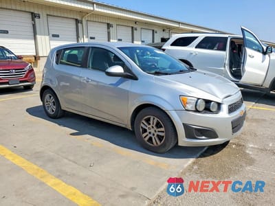 Czwarte zdjęcie samochodu z boku: 2015 CHEVROLET SONIC LT VIN:1G1JC6SG1F4118772 - miniatura