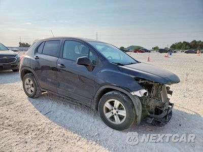 Czwarte zdjęcie samochodu z boku: 2020 CHEVROLET TRAX LS VIN:3GNCJKSB3LL317788 - miniatura