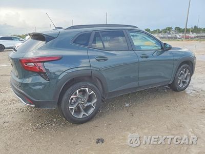 Trzecie zdjęcie samochodu z tyłu: 2026 CHEVROLET TRAX 1LT VIN:KL77LHEP3TC083529 - miniatura