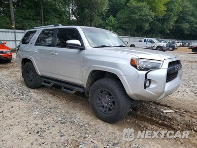 Czwarte zdjęcie samochodu z boku: 2019 TOYOTA 4RUNNER SR5 VIN:JTEZU5JR9K5209020 - miniatura