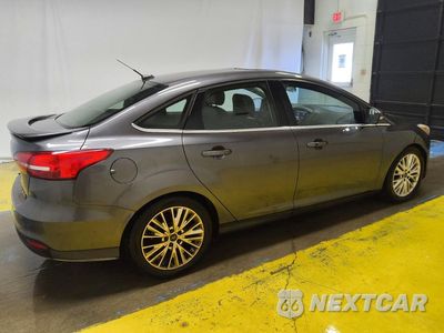Trzecie zdjęcie samochodu z tyłu: 2015 FORD FOCUS TITANIUM VIN:1FADP3J27FL200966 - miniatura