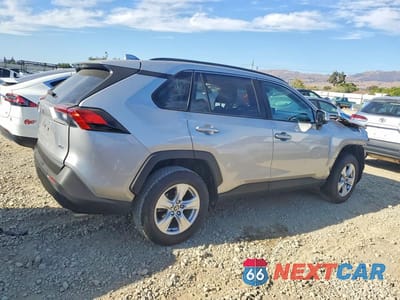 Trzecie zdjęcie samochodu z tyłu: 2021 TOYOTA RAV4 XLE VIN:2T3W1RFV9MC148231 - miniatura