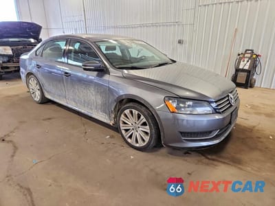 Czwarte zdjęcie samochodu z boku: 2014 VOLKSWAGEN PASSAT S VIN:1VWAP7A31EC025543 - miniatura