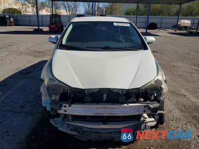 Piąte zdjęcie samochodu w środku: 2016 TOYOTA PRIUS TWO ECO VIN:JTDKARFU1G3010811 - miniatura