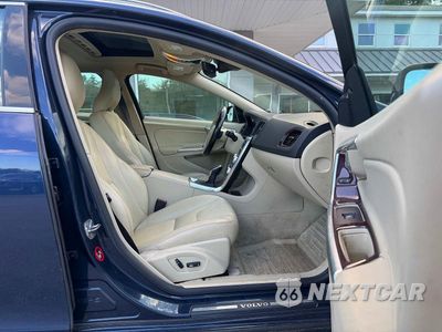 Piąte zdjęcie samochodu w środku: 2015 VOLVO V60 PREMIER VIN:YV140MEK6F1254733 - miniatura