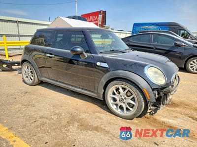 Czwarte zdjęcie samochodu z boku: 2010 MINI COOPER S VIN:WMWMF7C5XATZ69351 - miniatura