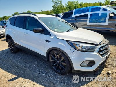 Czwarte zdjęcie samochodu z boku: 2019 FORD ESCAPE SE VIN:1FMCU9GD0KUB66895 - miniatura