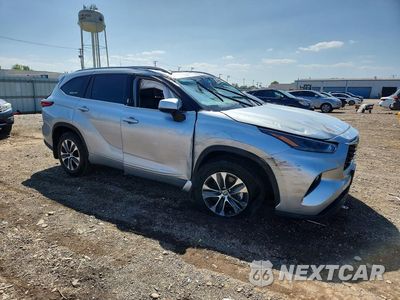 Czwarte zdjęcie samochodu z boku: 2022 TOYOTA HIGHLANDER HYBRID XLE VIN:5TDHBRCH6NS557583 - miniatura